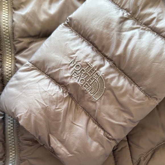 The North Face 550 Women's Puffer Jacket - Picture 8 of 16